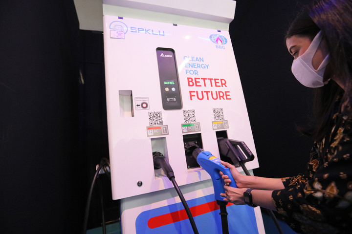 Fasilitas yang beroperasi 7x24 jam ini akan didukung oleh channel pembayaran online (QRIS, Livin' by Mandiri, dll) Bank Mandiri pada aplikasi PLN Mobile untuk kemudahan transaksi. 