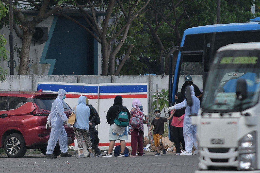 Sejumlah pasien positif Covid-19 tiba untuk dirawat di Rumah Sakit Darurat Covid-19 (RSDC) Wisma Atlet Kemayoran, Jakarta, Senin, 10 Januari 2022.