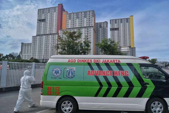 Ambulance yang membawa pasien positif Covid-19 saat akan memasuki Rumah Sakit Darurat Covid-19 (RSDC) Wisma Atlet Kemayoran, Jakarta, Senin, 10 Januari 2022.