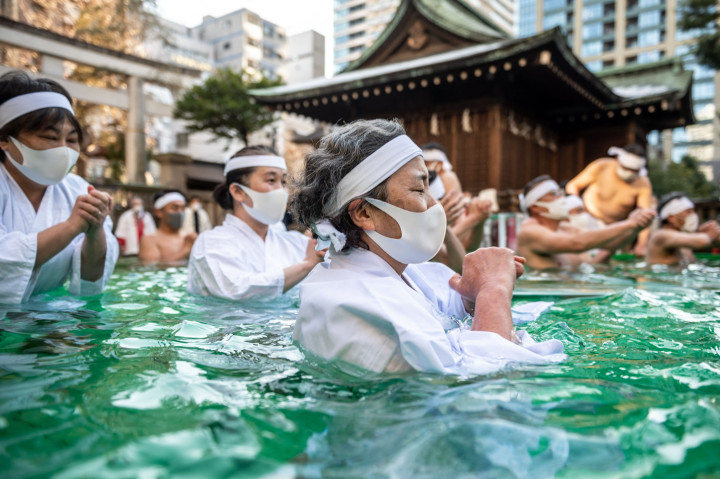 Masyarakat Jepang melakukan ritual tahunan tradisi Shinto dengan berendam di air es di kuil Tokyo.