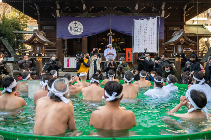 Masyarakat Jepang melakukan ritual tahunan tradisi Shinto dengan berendam di air es di kuil Tokyo.