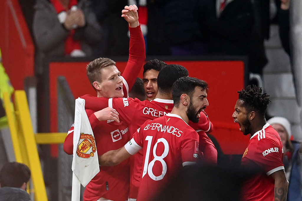 Scott McTominay  (kiri) melakukan selebrasi bersama rekan-rekan setimnya usai menjebol gawang tim tamu.