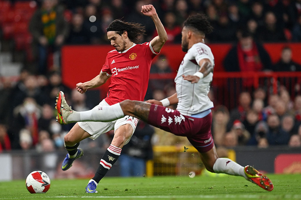Setan Merah berpeluang menggandakan keunggulan pada menit ke-28 lewat Edinson Cavani. Sayang sepakan pemain Uruguay tersebut digagalkan oleh Emiliano Martinez.