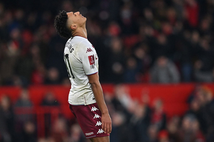 Villa balas menyerang. Dua menit berselang sepakan Ollie Watkins masih membentur mistar gawang. Sementara sepakan Jacob Ramsey masih menyamping. Skor 1-0 untuk MU bertahan hingga jeda.