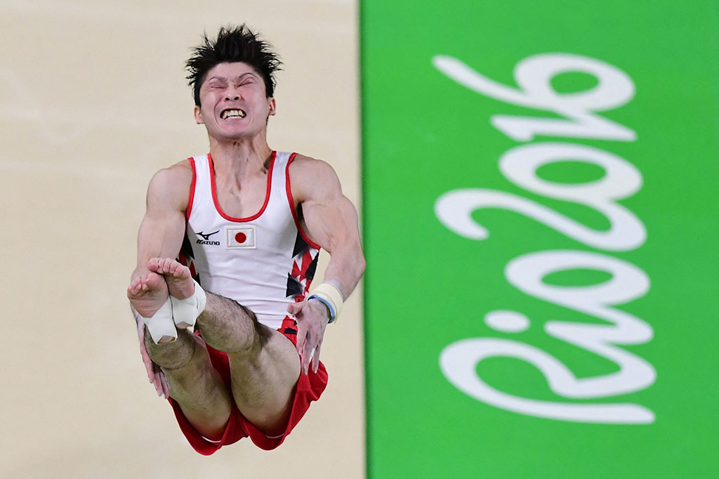 Kompetisi terakhir Uchimura adalah di kejuaraan dunia Oktober lalu di Kitakyushu, kota Jepang tempat ia dilahirkan. Dia finis keenam palang tunggal, tetapi disambut dengan meriah oleh penonton tuan rumah.