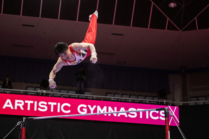 Namun seiring bertambahnya usia dan cedera, Uchimura memutuskan pada akhir 2019 untuk berkonsentrasi pada palang tunggal untuk masuk tim Jepang ke Olimpiade keempatnya.
