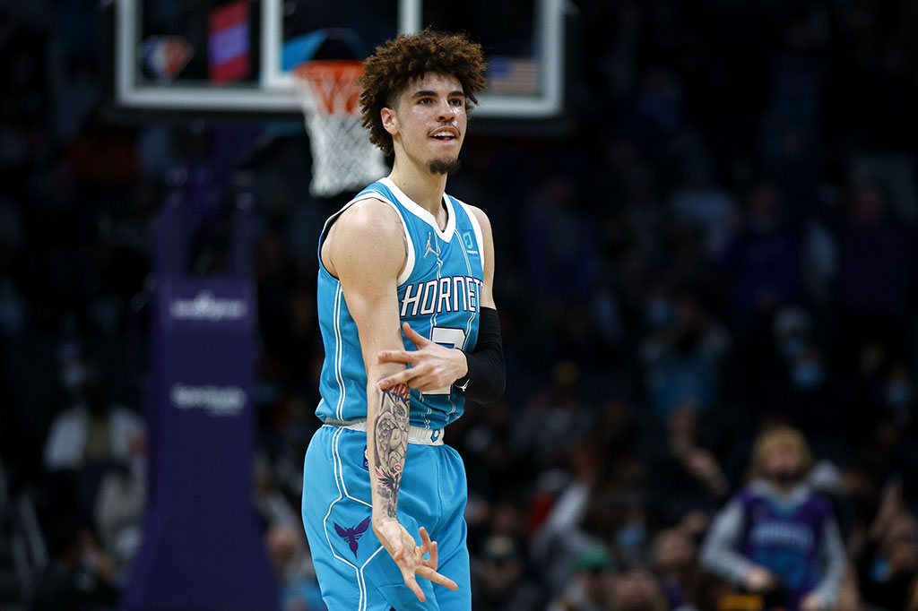 LaMelo Ball mencetak 23 poin untuk membantu Charlotte Hornets meraih kemenangan beruntun atas juara bertahan NBA Milwaukee Bucks dengan kemenangan 103-99, Selasa, 11 Januari 2022.