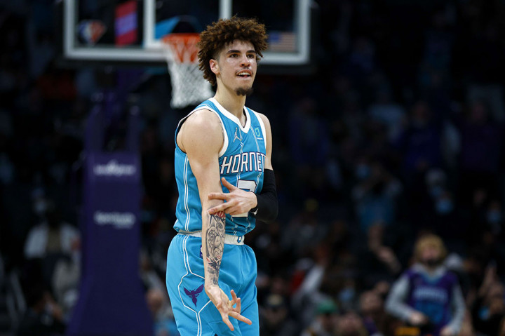 LaMelo Ball mencetak 23 poin untuk membantu Charlotte Hornets meraih kemenangan beruntun atas juara bertahan NBA Milwaukee Bucks dengan kemenangan 103-99, Selasa, 11 Januari 2022.