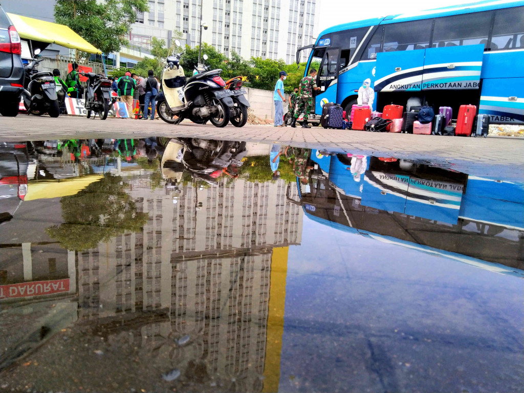 Petugas menyiapkan barang milik pasien covid-19 yang akan menempati RSDC Wisma Atlet, Jakarta, Selasa, 11 Januari 2022.