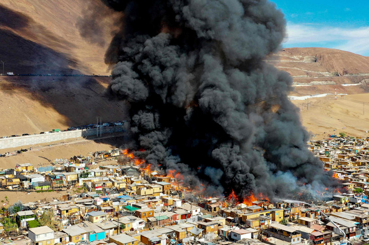 Menurut pihak berwenang, api menghanguskan hampir 100 rumah di lingkungan yang sebagian besar dihuni oleh migran. Belum diketahui penyebab kebakaran.