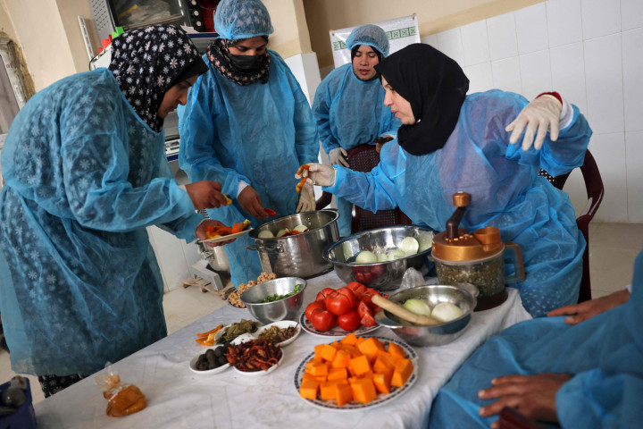 Para wanita membuat maftoul atau couscous di Khan Yunis, Jalur Gaza, Palestina, 10 Januari 2022. 