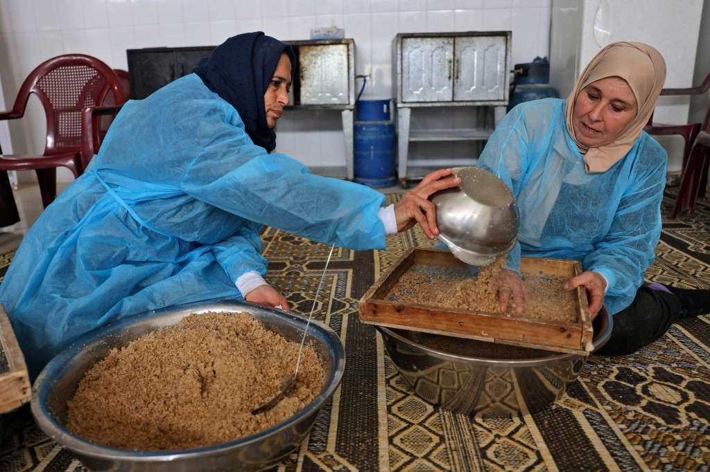 Maftoul adalah hidangan tradisional yang terbuat dari gandum bulgur kering. 