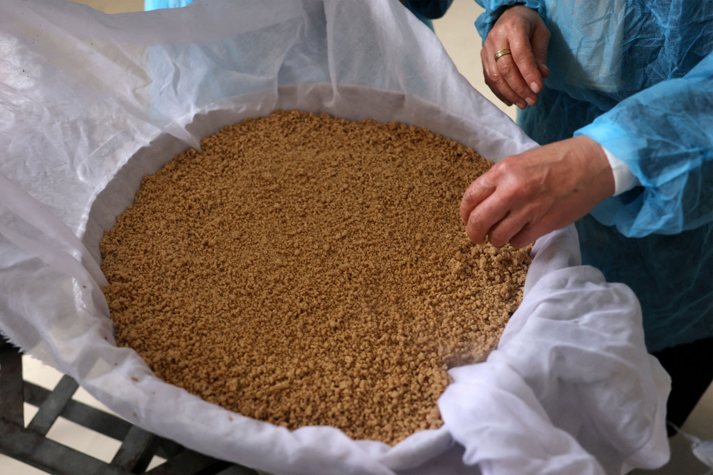 Secara tradisional, makanan ini dimasak menggunakan alat kukus.