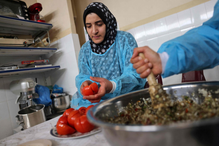 Maftoul dibuat dengan merebus gandum, lalu dijemur dan pecahkan, kemudian digulung dengan tangan dan tepung terigu organik yang baru digiling, selanjutnya dikukus dan dijemur.