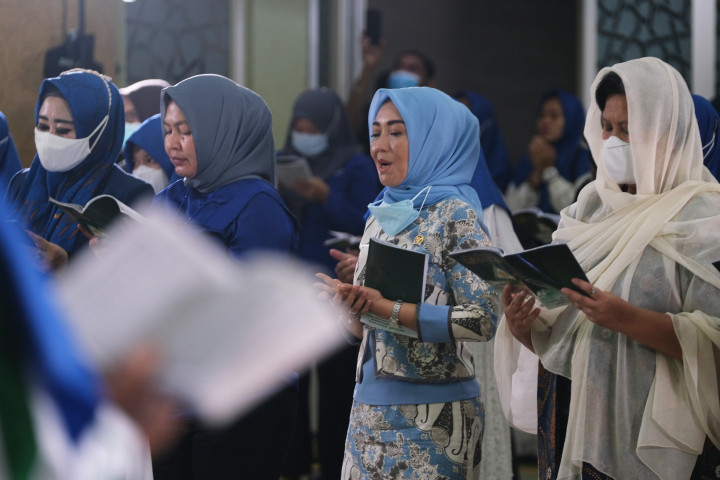 (Dari kanan) Wakil Ketua MPR RI Lestari Moerdijat serta Anggota DPR RI dari Fraksi Partai NasDem Eva Yuliana, Sri Wulan, dan Lisda Hendrajoni, saat acara Jamaah Putri Muhabbah Rosul (Jamuri) Solo Berholawat bersama Fraksi Partai NasDem DPR RI dan Media Group Network di Masjid Nursiah Daud Paloh, Kedoya, Jakarta, Selasa, 11 Januari 2022. 