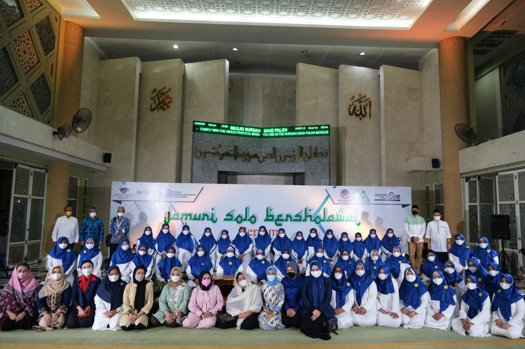Wakil Ketua MPR RI Lestari Moerdijat (tengah) berfoto bersama dengan Jamaah Putri Muhabbah Rosul (Jamuri) seusai acara Jamuri Solo Berholawat bersama Fraksi Partai NasDem DPR RI dan Media Group Network di Masjid Nursiah Daud Paloh, Kedoya, Jakarta, Selasa, 11 Januari 2022. 
