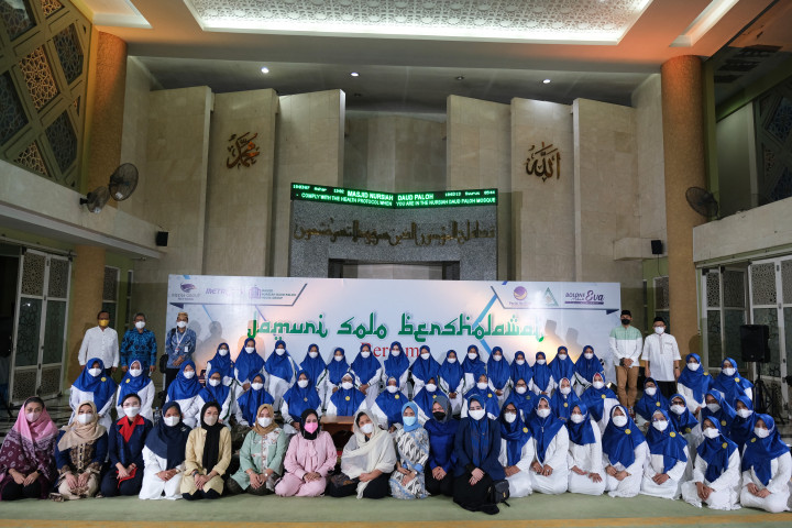 Wakil Ketua MPR RI Lestari Moerdijat (tengah) berfoto bersama dengan Jamaah Putri Muhabbah Rosul (Jamuri) seusai acara Jamuri Solo Berholawat bersama Fraksi Partai NasDem DPR RI dan Media Group Network di Masjid Nursiah Daud Paloh, Kedoya, Jakarta, Selasa, 11 Januari 2022. 