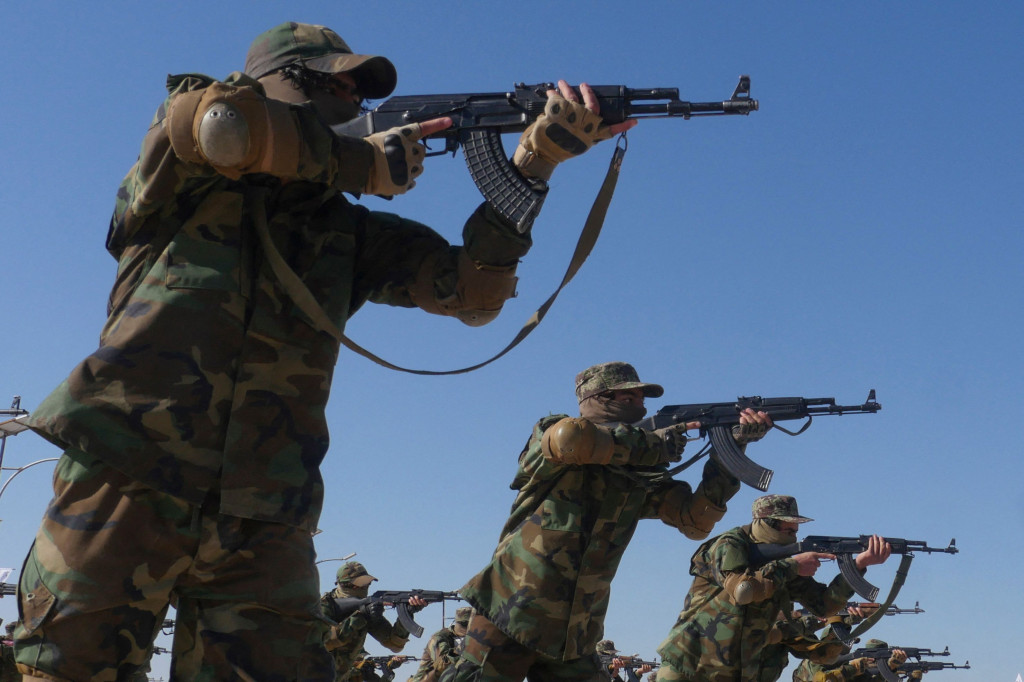 Pasukan Taliban menunjukkan keterampilan mereka selama upacara kelulusan setelah pelatihan militer tiga bulan di Herat, Afganistan, 10 Januari 2022.