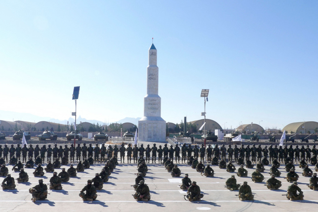 Sekitar 600 pasukan Taliban mengikuti parade militer untuk merayakan kelulusan mereka.