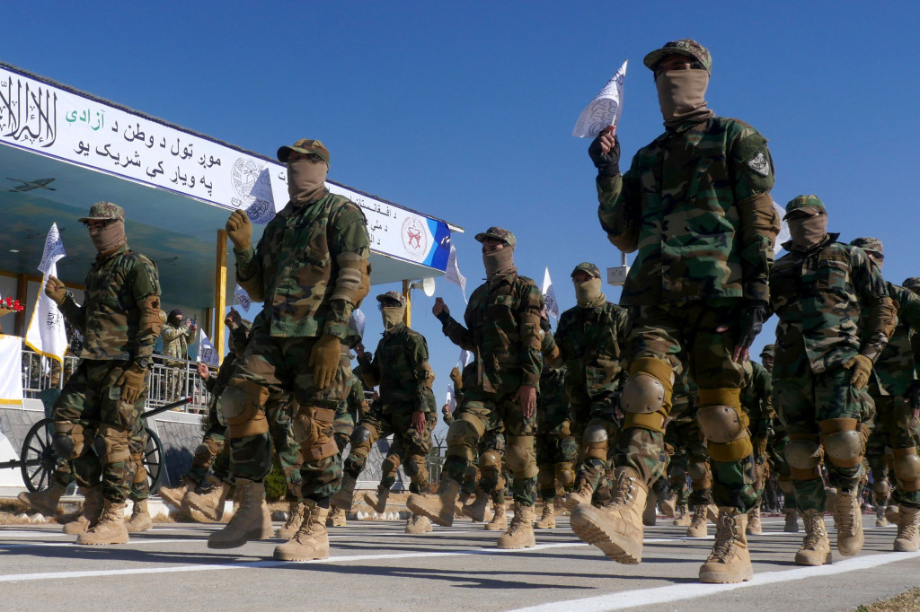 Pasukan Taliban mengikuti upacara kelulusan di Herat, Afganistan, 10 Januari 2022.