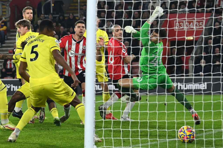 Southampton mengambil inisiatif menyerang dan berhasil unggul cepat saat laga baru berjalan 4 menit lewat bek asal Denmark Jan Bednarek usai menyelesaikan umpan James Ward-Prowse melalui skema sepak pojok.