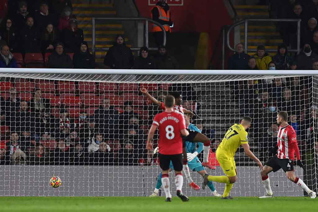 Tertinggal satu gol, Brentford bereaksi untuk menyamakan kedudukan. Hasilnya mereka sukses menjebol gawang tuan rumah pada menit ke-23 lewat sepakan voli Vitaly Janelt menyambut umpan silang Bryan Mbuemo. Skor menjadi 1-1.