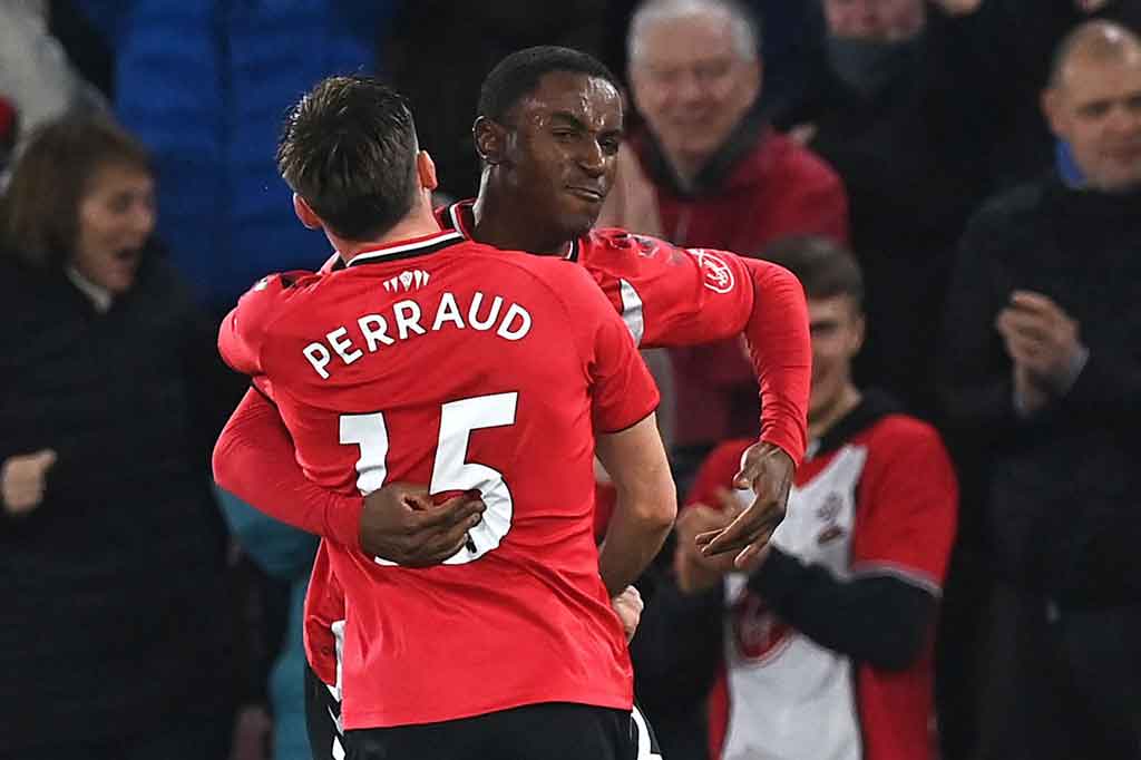 Setelah gol tersebut, Southampton kembali meningkatkan intensitas permainan dan berhasil kembali unggul pada menit ke-37. Berawal dari tendangan Ibrahima Diallo di luar kotak penalti, bola memantul di tiang dan terkena tangan kiper Alvaro Fernandez dan selanjutnya masuk ke gawang Brentford.