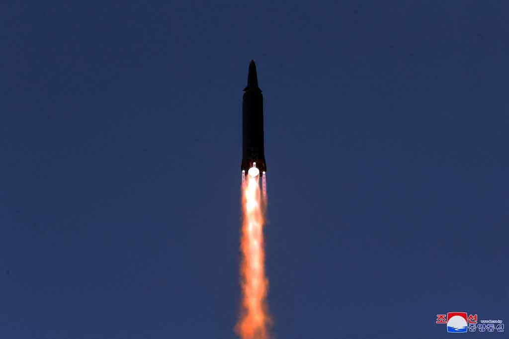 Foto-foto yang diposting di situs web Rodong Sinmun, surat kabar resmi Partai Buruh yang berkuasa, menunjukkan rudal itu meluncur dari darat.