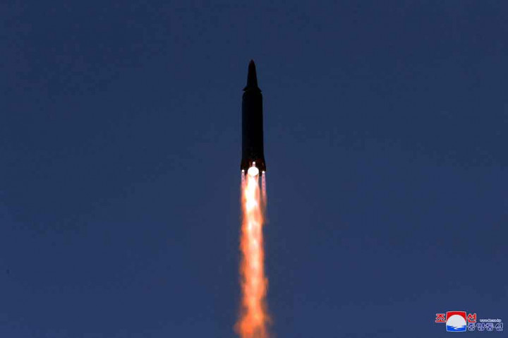 Foto-foto yang diposting di situs web Rodong Sinmun, surat kabar resmi Partai Buruh yang berkuasa, menunjukkan rudal itu meluncur dari darat.
