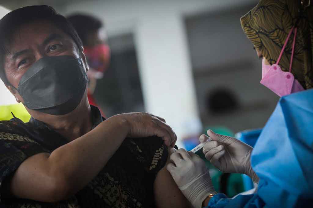 Sejumlah Puskesmas di DKI Jakarta mulai membuka vaksinasi dosis ketiga (booster) kepada masyarakat umum termasuk bagi kelompok rentan, di antaranya warga lanjut usia (lansia). Salah satu lokasi pemberian vaksin booster berada di Puskesmas Kecamatan Pesanggrahan, Jakarta Selatan.