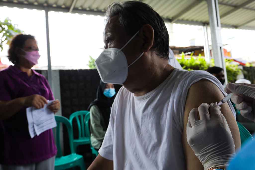 Vaksin booster diberikan secara gratis untuk semua lapisan masyarakat dalam upaya meningkatkan kekebalan tubuh dan pencegahan penyebaran Covid-19 yang terus bermutasi. Vaksin booster diberikan dengan dosis setengah dari dua vaksin sebelumnya. 