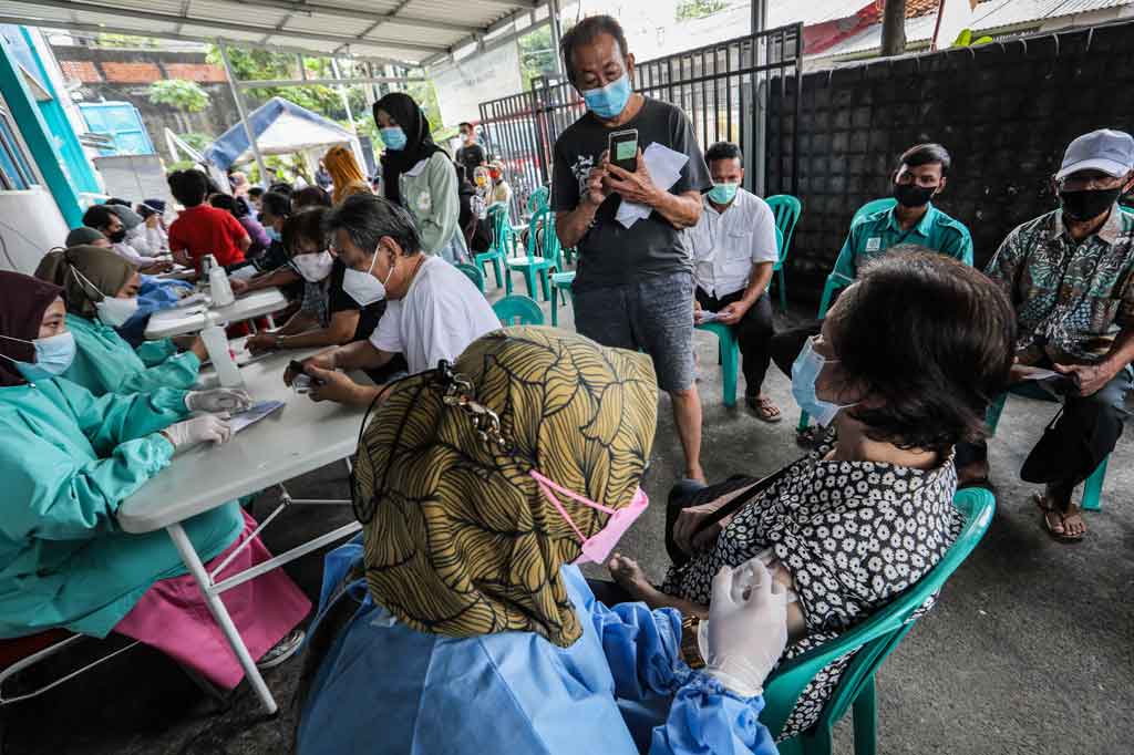 Syarat mendapatkan vaksinasi tersebut adalah sudah lebih dari enam bulan setelah disuntikkan vaksin covid-19 dosis kedua. 