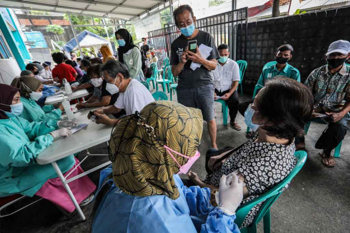 Syarat mendapatkan vaksinasi tersebut adalah sudah lebih dari enam bulan setelah disuntikkan vaksin covid-19 dosis kedua. 