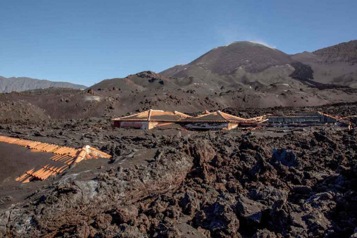 Warga La Palma Kembali ke Rumah Bersih-bersih Abu Vulkanik