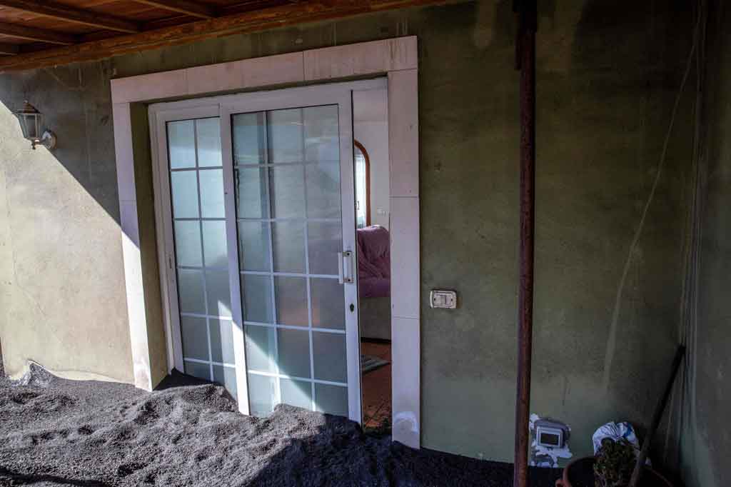 Tapi seperti banyak orang lain, dia tidak akan bisa langsung menempati rumahnya. Selain menutup pintu dan jalan setapak dengan tumpukan abu, lahar dari erupsi merusak pipa-pipa, sehingga tidak ada air yang mengalir.