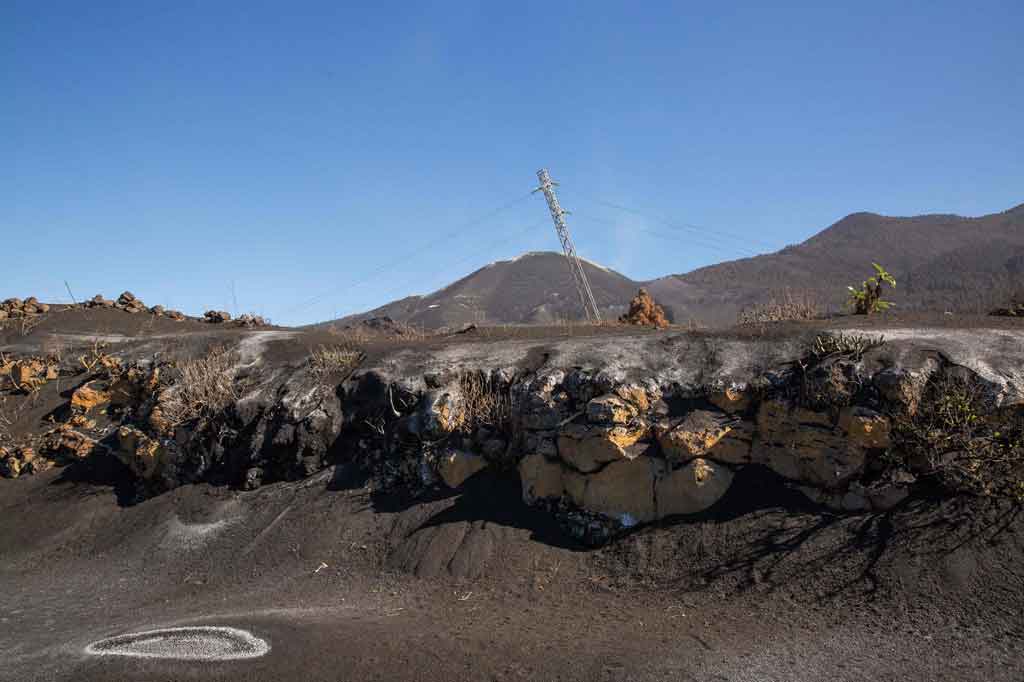 Lava juga telah memblokir jalan utama di lembah Aridane, memaksa penduduk daerah untuk mengambil rute yang lebih lama di sekitar pulau untuk perjalanan layanan dasar yang biasanya hanya memakan waktu lima menit.