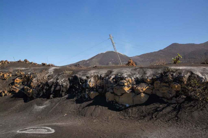 Warga La Palma Kembali ke Rumah Bersih-bersih Abu Vulkanik