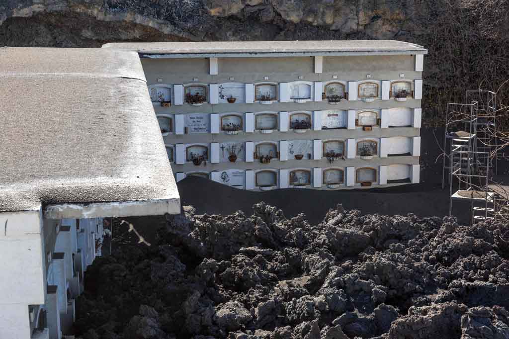 Sementara lahar merah membara secara ajaib menyelamatkan rumah Rodriguez, namun menelan kuburan di dekatnya dan hanya menyisakan beberapa makam yang terlihat.
