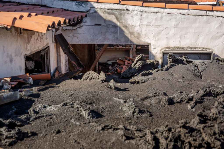 Saat akhirnya bisa kembali ke rumah, kegembiraan mereka berkurang dengan menemukan semuanya tertutup lautan abu.