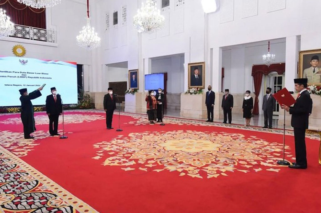 Presiden Joko Widodo (Jokowi) melantik tiga duta besar luar biasa dan berkuasa penuh (Dubes LBBP) Republik Indonesia untuk negara sahabat di Istana Negara, Jakarta, Rabu, 12 Januari 2022.