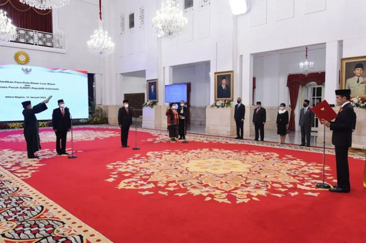 Presiden Joko Widodo (Jokowi) melantik tiga duta besar luar biasa dan berkuasa penuh (Dubes LBBP) Republik Indonesia untuk negara sahabat di Istana Negara, Jakarta, Rabu, 12 Januari 2022.
