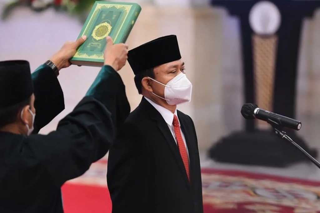 “Saya bersumpah/berjanji bahwa saya untuk diangkat menjadi duta besar luar biasa dan berkuasa penuh akan setia kepada Undang-Undang Dasar Negara Republik Indonesia Tahun 1945 serta akan menjalankan segala peraturan perundang-undangan dengan selurus-lurusnya demi darmabakti saya kepada bangsa dan negara,” ujar Presiden Joko Widodo saat mendiktekan penggalan sumpah jabatan kepada para duta besar.