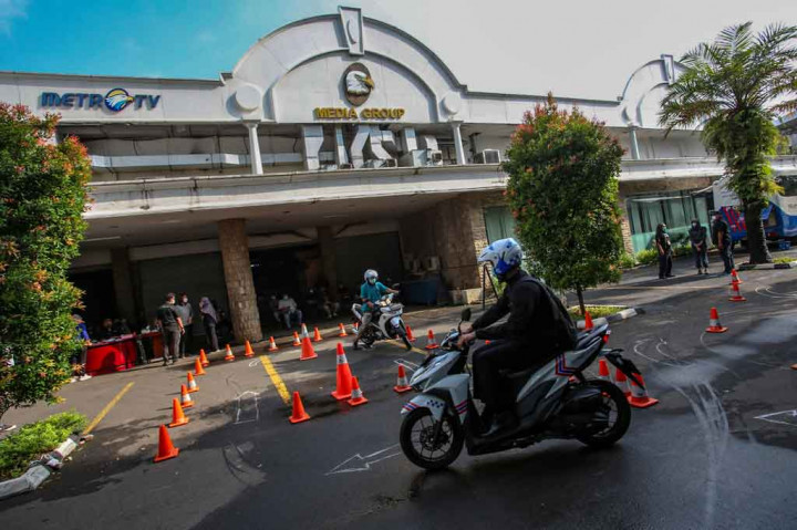 Pelatihan uji praktik mengemudi tersebut disambut antusias oleh karyawan Media Group. Karyawan mengikuti pelatihan dengan seksama dipandu petugas. 