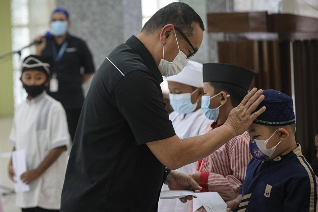 Direktur Utama PT Citra Media Nusa Purnama Firdaus Dayat memberikan secara simbolis uang tali kasih kepada anak-anak didik di Masjid Nursiah Daud Paloh, Jakarta, Rabu, 12 Januari 2022. 