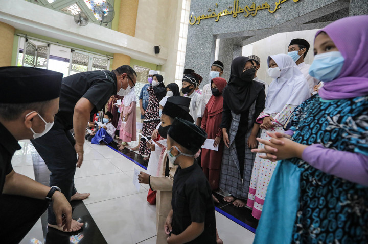 Direktur Utama PT Citra Media Nusa Purnama Firdaus Dayat, Ketua DKM Nursiah Daud Paloh Ade Alawi, dan jajaran terkait menyapa anak-anak didik di Masjid Nursiah Daud Paloh, Jakarta, Rabu, 12 Januari 2022.