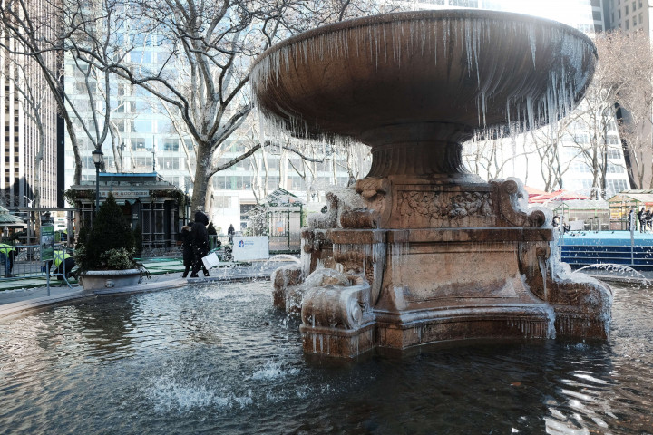 Udara dingin dari Kutub Utara menerjang sebagian besar wilayah Timur Laut Amerika Serikat (AS) pada Selasa, 11 Januari 2022, waktu setempat, yang menyebabkan angin dan cuaca dingin di bawah suhu nol derajat yang menusuk tulang.