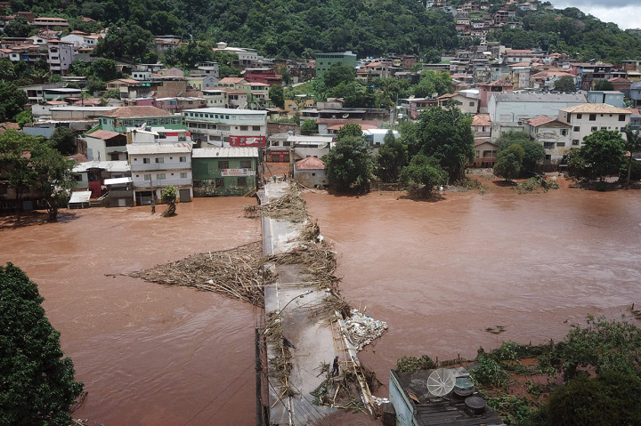 Banjir menutupi jalan perumahan di Raposos, negara bagian Minas Gerais, Brasil, Selasa, 11 Januari 2022.