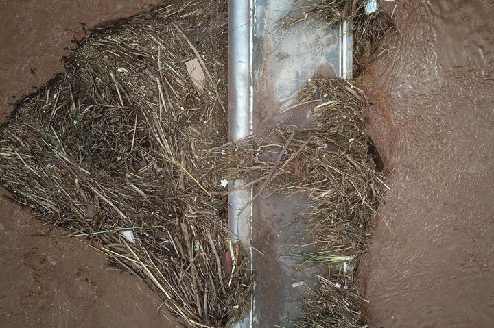 Pemandangan udara dari puing-puing yang tertinggal di atas jembatan saat banjir surut di Raposos, negara bagian Minas Gerais, Brasil, Selasa, 11 Januari 2022.