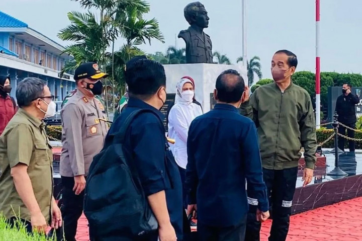 Kepala Negara bersama rombongan terbatas lepas landas melalui Pangkalan TNI AU Halim Perdanakusuma Jakarta dengan menggunakan Pesawat Kepresidenan Indonesia-1 pada Kamis pagi sekitar pukul 07.00 WIB.