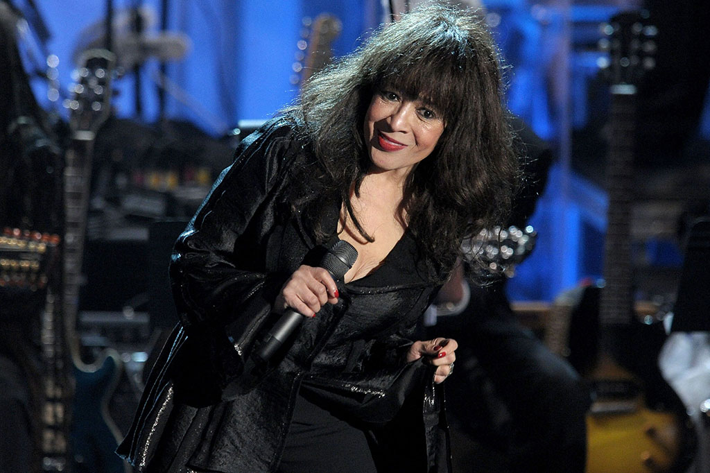 Dengan gaya rambut sarang lebah setinggi langit dan rok dipotong di atas lutut,  Ronettes membawakan serangkaian hits selama masa kejayaan awal 1960-an mereka, termasuk 